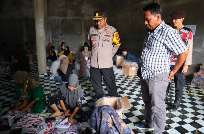 Waka Polres Melaksanakan Pengecekan Pelipatan Surat Suara di Kantor KPU Kabupaten Palas