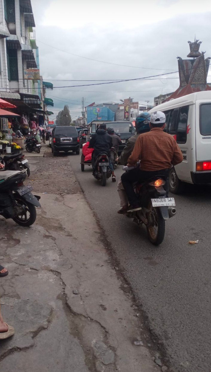 Akibat Parkir  Tidak Tertata Dengan Baik di Beberapa Titik Menjadi Macat,Diminta Kinerja Kadishub Karo di Evaluasi Kembali