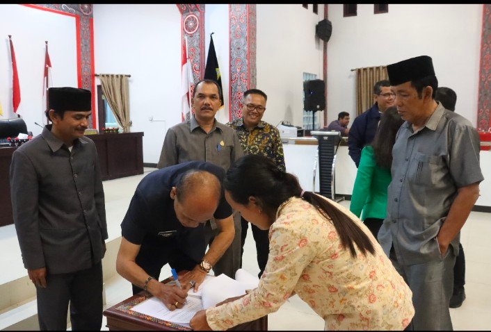 APBD 2025 Disahkan, Plt. Bupati dan DPRD Samosir Teken Persetujuan Bersama