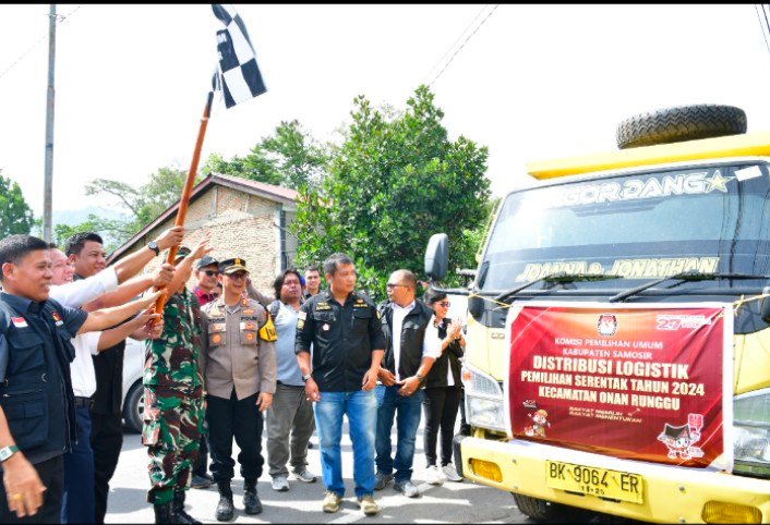 Bupati Samosir, Berangkatkan Truk Pengangkut Distribusi Logistik Pilkada 2024