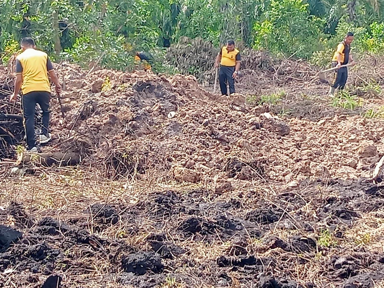 Dukung Ketapang, Polsek Barteng Membersihkan Lahan Kosong