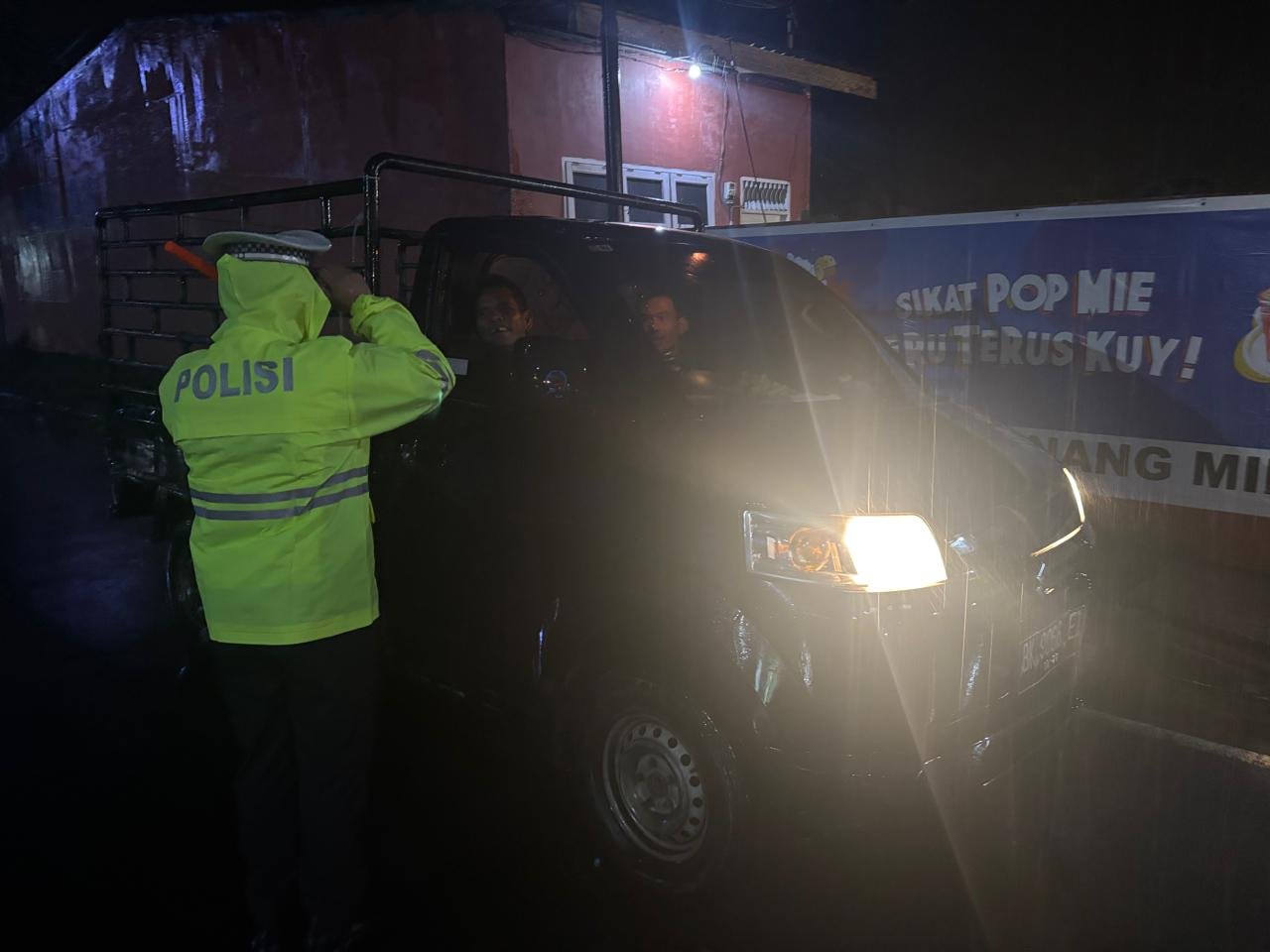 Longsor di Tirtanadi, Kasat Lantas Polres Karo Beri Petunjuk Jalur Alternatif ke Pengguna Jalan