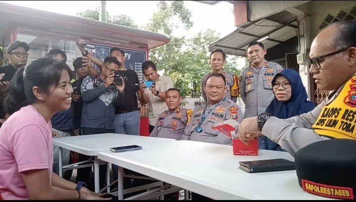 Kapolrestabes Medan Makan Roti Bakar di MC Harry Janji Akan Panggil FP
