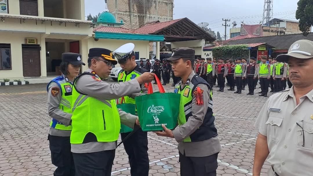 Kapolres Karo Berikan Bingkisan Natal kepada Personel Nasrani