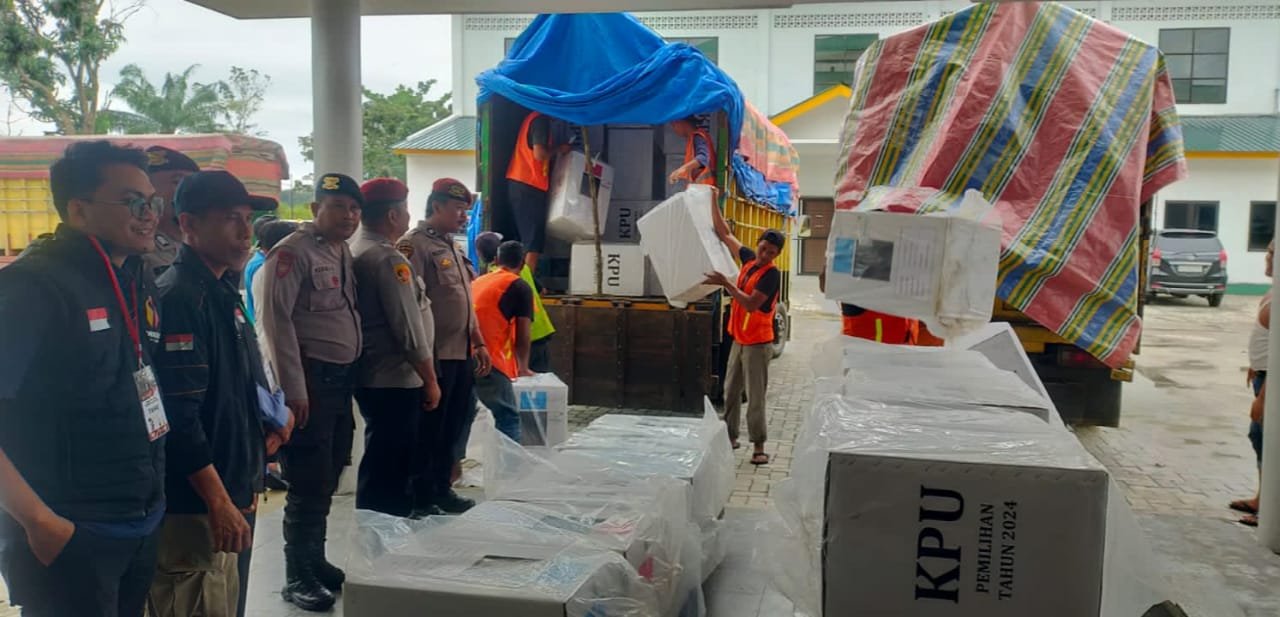 Polsek Tanjung Pura Lakukan Pengamanan Pergeseran Logistik KPU