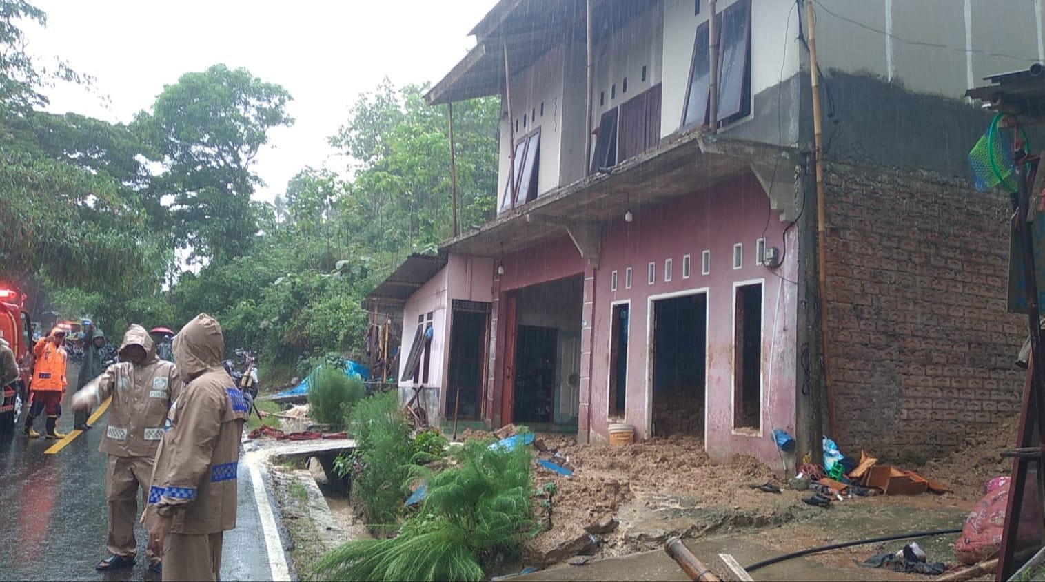 Dua Meninggal Tertimbun Longsor di Cianjur