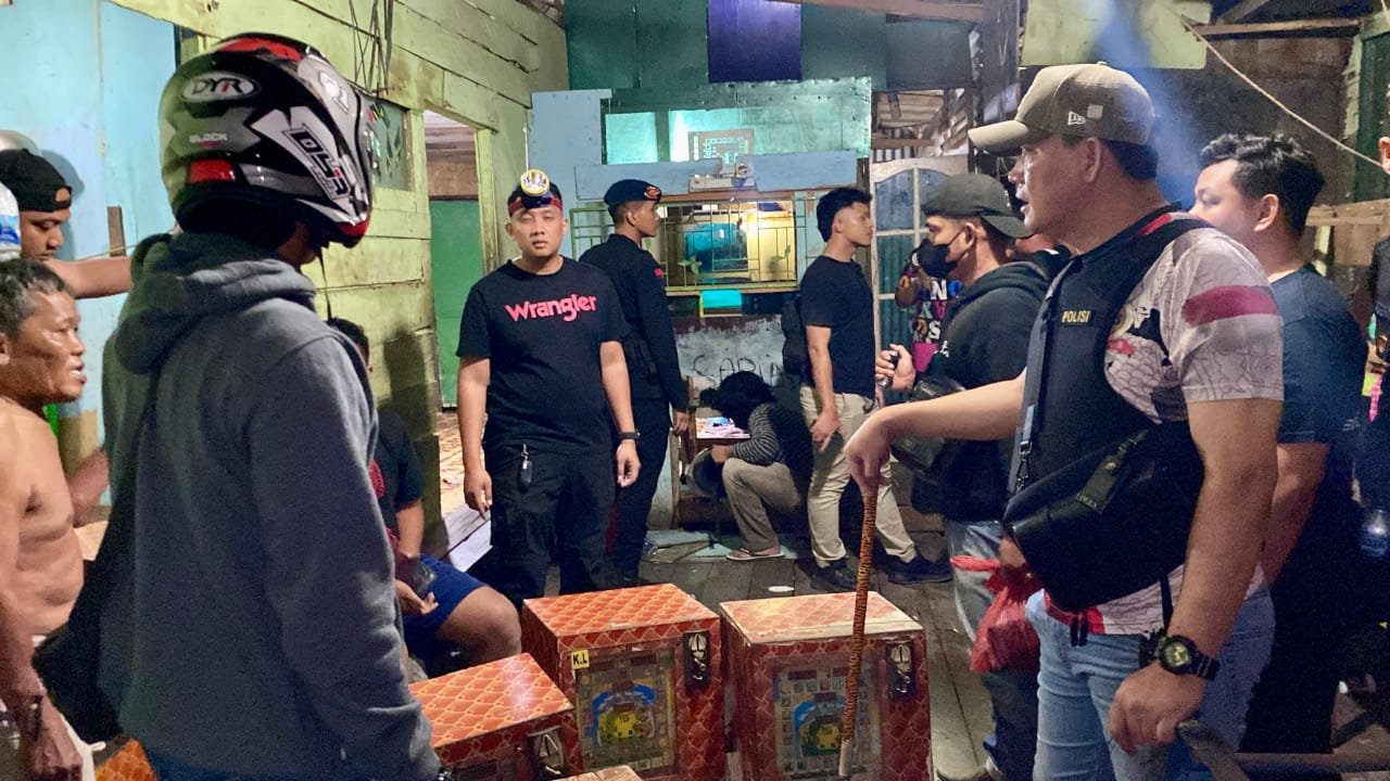 Petugas saat mengamankan mesin judi jackpot. (Foto : Ist)