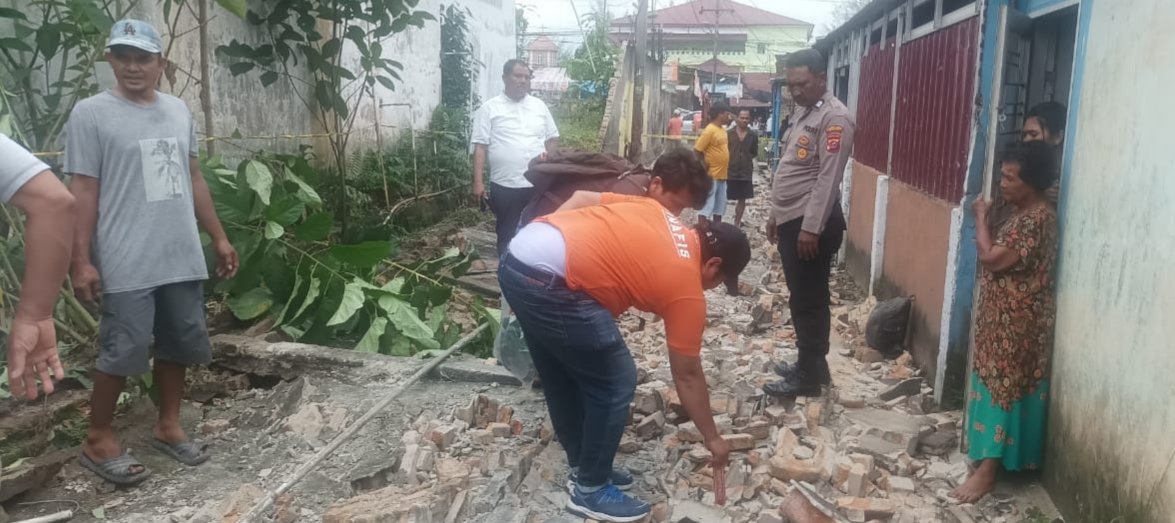 Tembok Rubuh, 2 Tewas Tertimpa