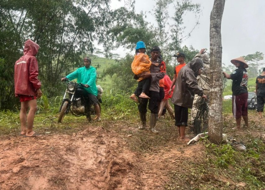 Tim Sar Brimob Cepat Evakuasi Korban Banjir Bandang di Sukabumi