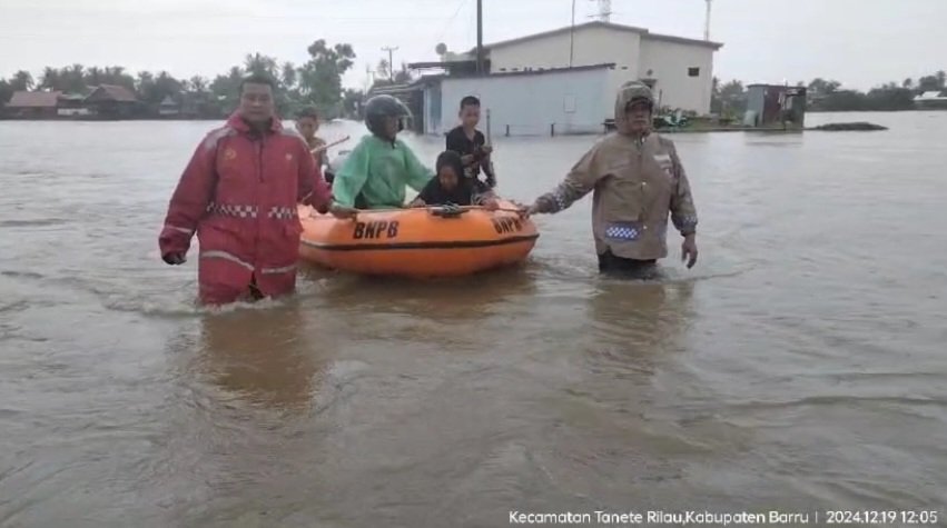 Polri Gerak Cepat Evakuasi Warga Terdampak Banjir di Sulawesi Selatan