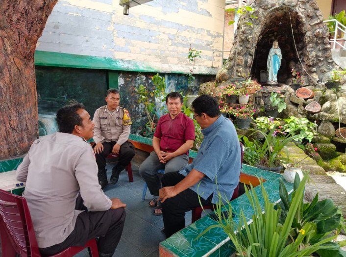 Polsek Palipi dan Tokoh Agama Katolik Bersinergi Jaga Keamanan Rapat Pleno KPU Samosir