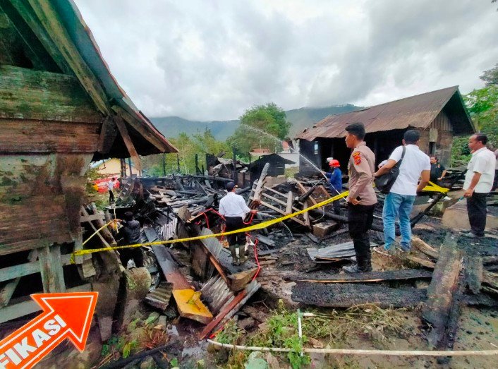 Polres Samosir Cek TKP Kebakaran Rumah Adat, Diduga Korsleting Listrik
