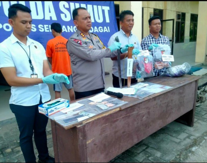 Dipengaruhi Sabu dan Selingkuhan, Suami Biadab Tega Bacok Istri Hingga Tewas Lagi Berdo’a Usai Sholat.