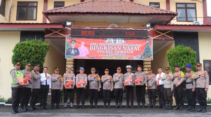 Kapolres Samosir Berikan Bingkisan Natal 2024 kepada KB Kristen Polres