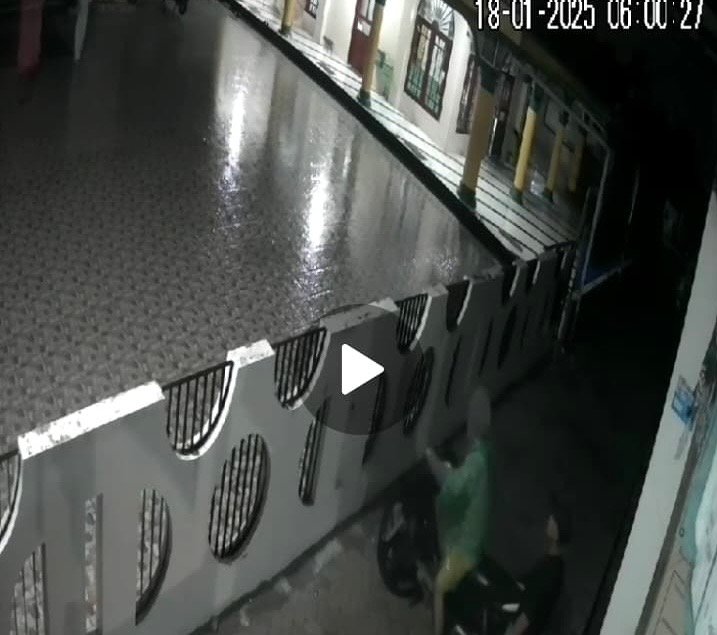 Masjid Istiqomah Jadi Target Dua Aksi Maling Ini! Kotak Infak Gagal Dibobol, Motor Berhasil Digondol