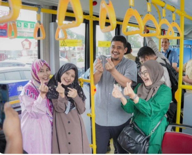 Dukung Program One Day No Car, Bobby Nasution Kerja Naik Bus Listrik