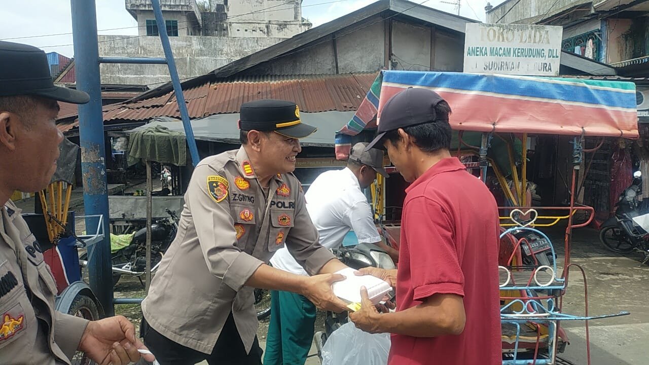 Jumat Berkah, Polsek Tanjung Pura Salurkan Nasi Kotak Kepada Penarik Becak & Pemulung