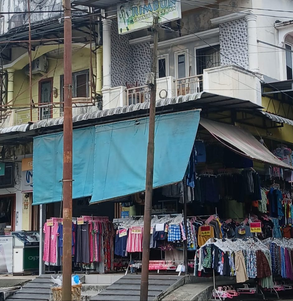 Tak Miliki Izin, Toko Rimbun Jualan di Bahu Jalan