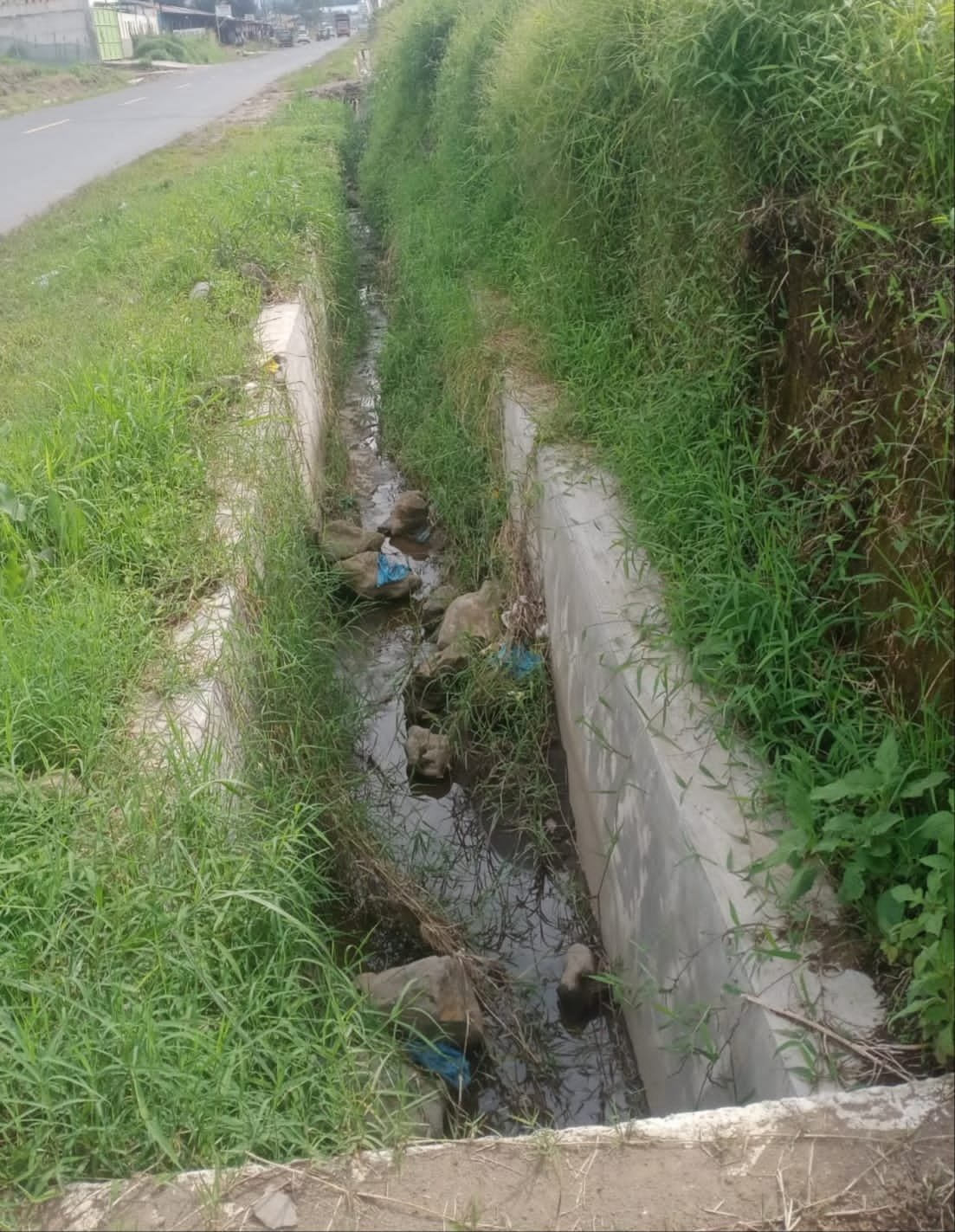 Parit Jalan Nasional, Merek – Kabanjahe Tersumbat, Dinas Terkait Terkesan Tutup Mata