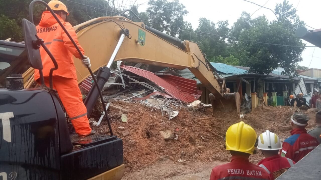 Longsor di Batam, Empat Warga Tertimbun