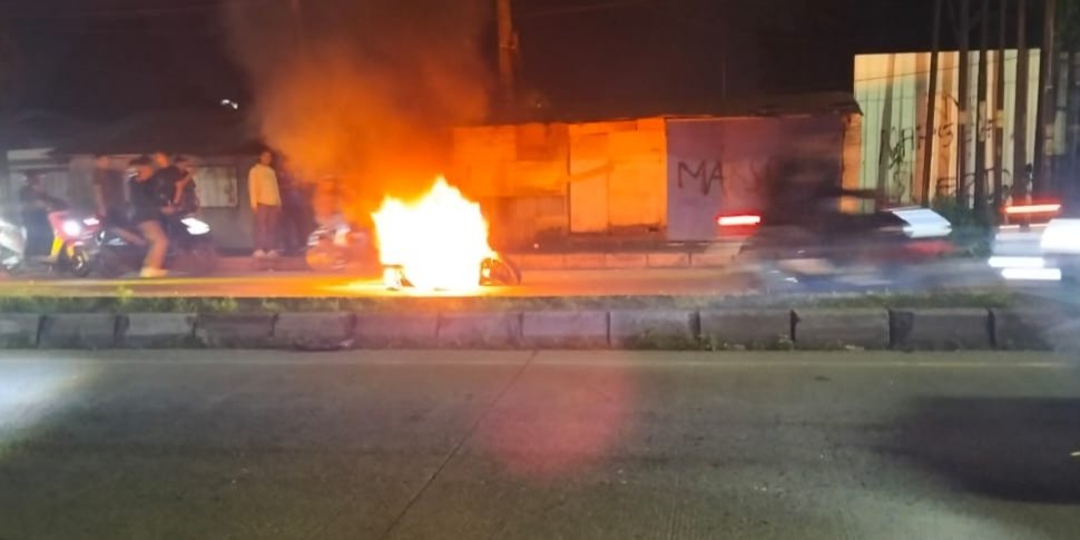 2 Kubu Suporter Sepak Bola Bentrok, Sepeda Motor Dibakar