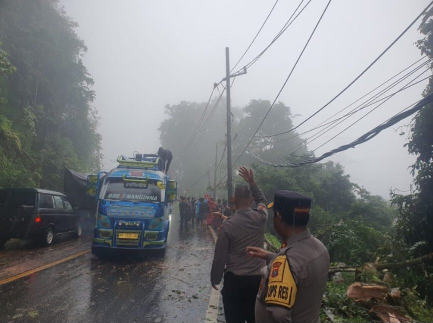 Akses Jalur Medan-Brastagi Terputus, TNI-Polri Bersinergi Lakukan Evakuasi