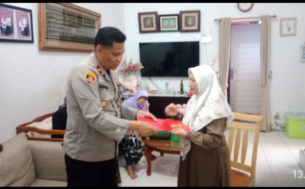 Kapolsek Patumbak Berikan Tali Asih Kepada Keluarga Alm. Aiptu Amirsyah