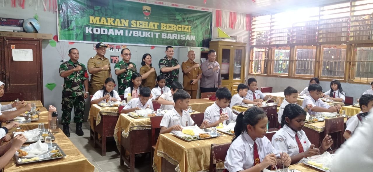 Kodam I BB Bagikan Makanan Sehat Bergizi di SDN 067246