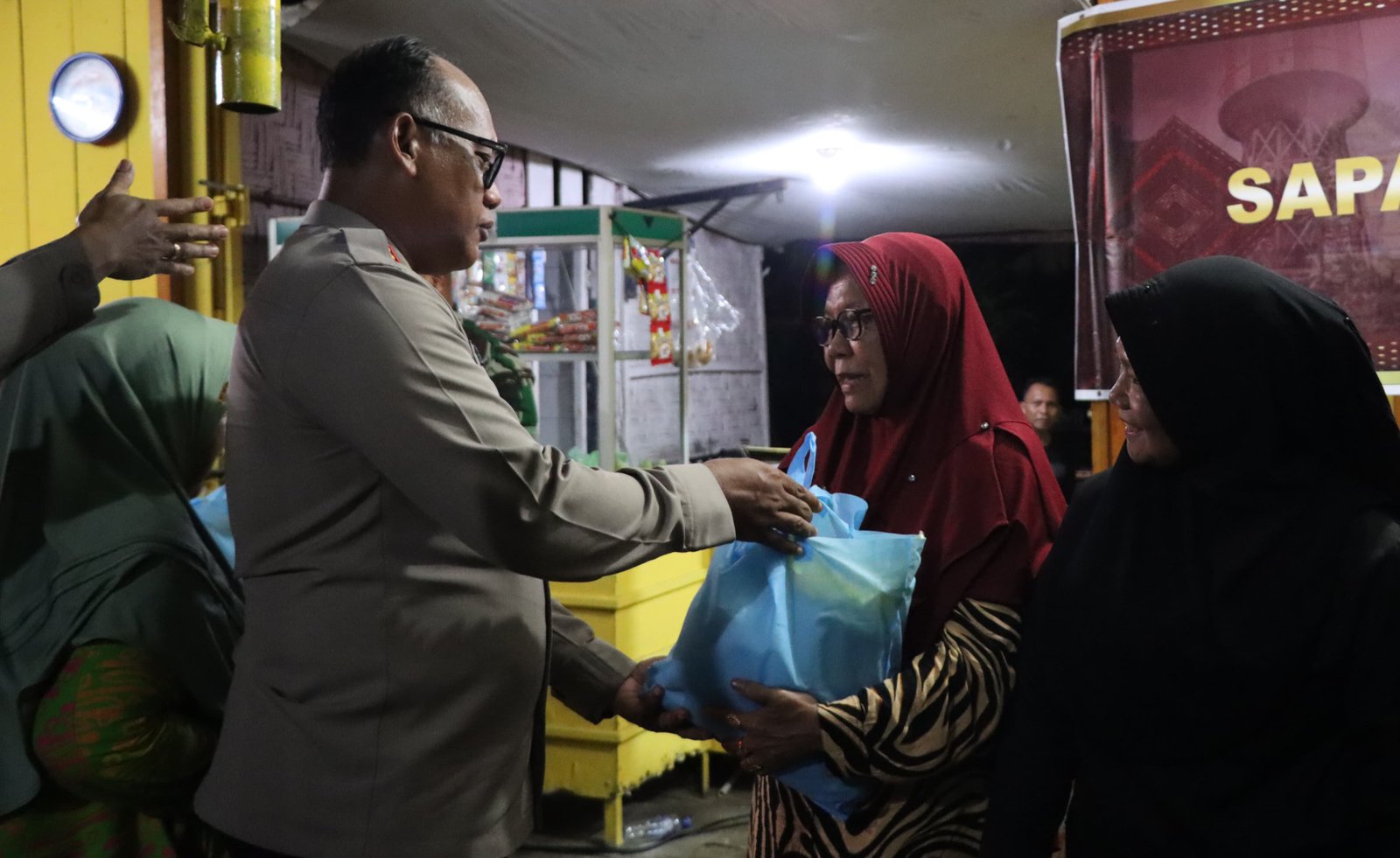 Kapolrestabes Medan Sapa Warga Glugur Kota di Pos Kamling Wajib Senyum