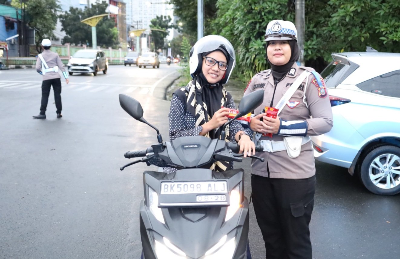 Polwan Ditlantas Polda Sumut Bagikan Cokelat kepada Pengendara, Ajak Tertib Berlalu Lintas