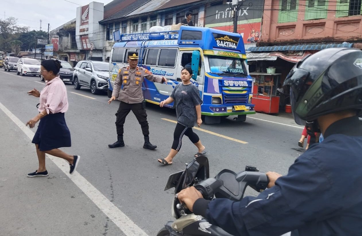 Kapolsek Pancur Batu Mengatur Lalu Lintas di Pasar Pancur Batu.