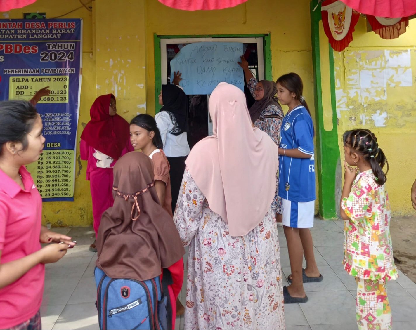Segel Kantor Desa Perlis, IRT Terancam Masuk Penjara