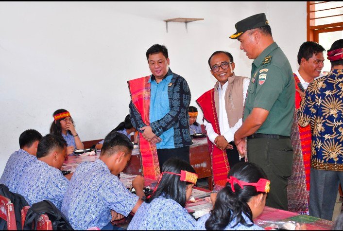 Bupati Samosir Bersama Gerindra Berikan Makanan Kepada Pelajar Pangururan