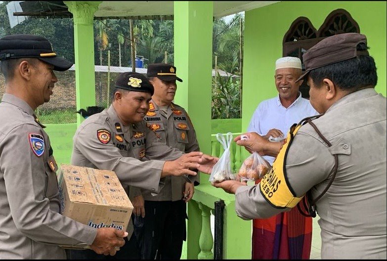 Polsek Kutalimbaru Bagikan Takjil kepada Jemaah Masjid
