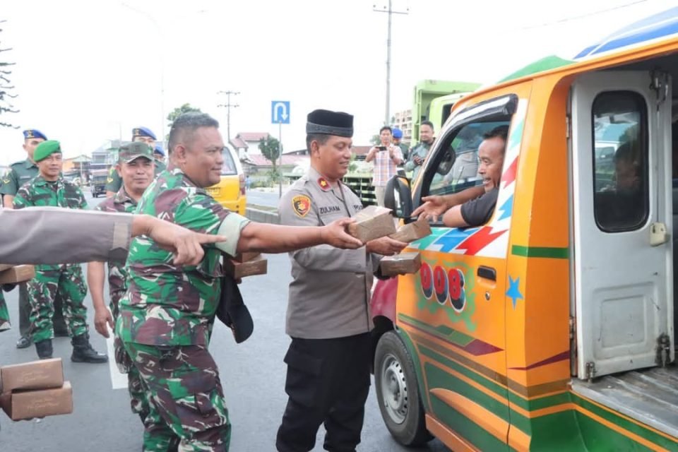 Polres Karo, Kodim 0205/TK dan Denpom 1/2-I Bagikan Takjil