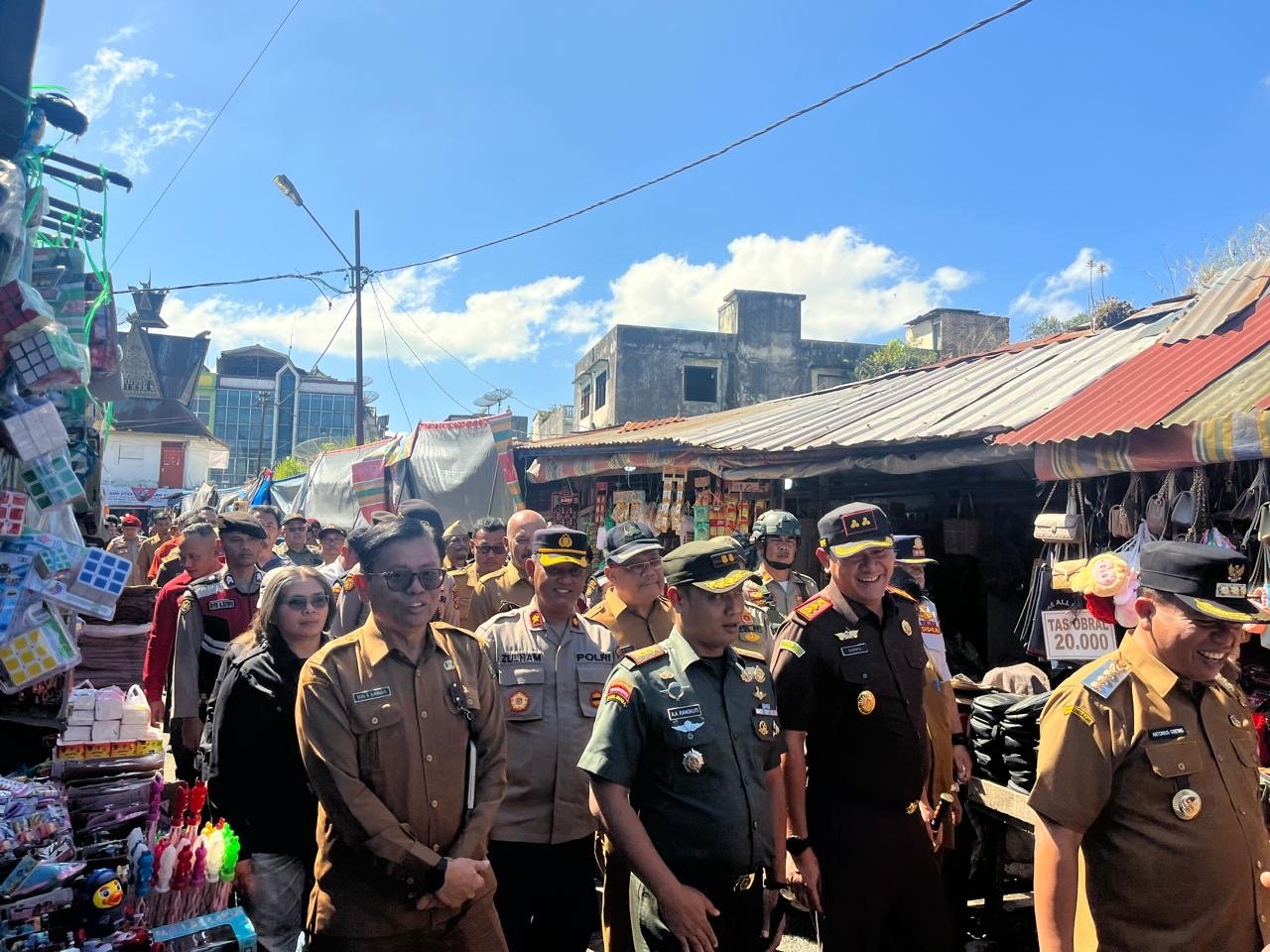 Polres Karo Berikan Pengamanan Sidak Bupati di Pusat Pasar Kabanjahe