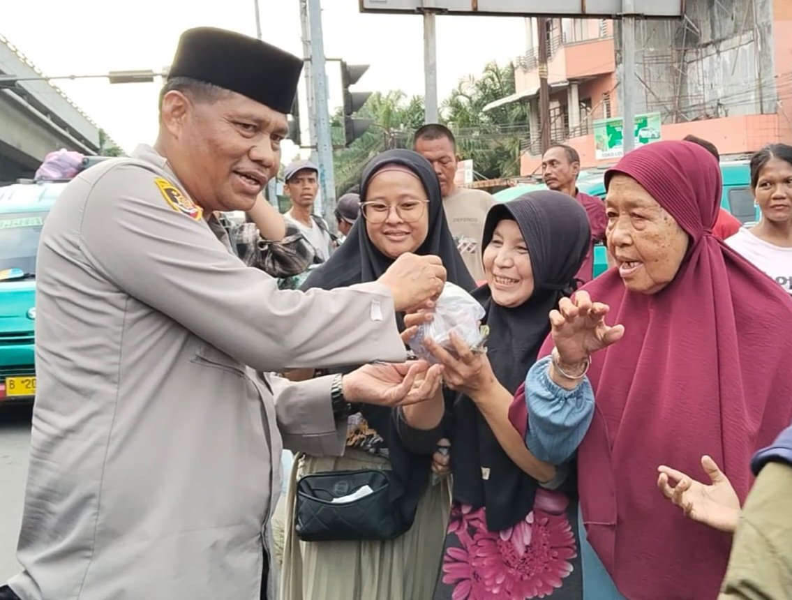 Polsek Patumbak Bagikan Takjil Berbuka Puasa