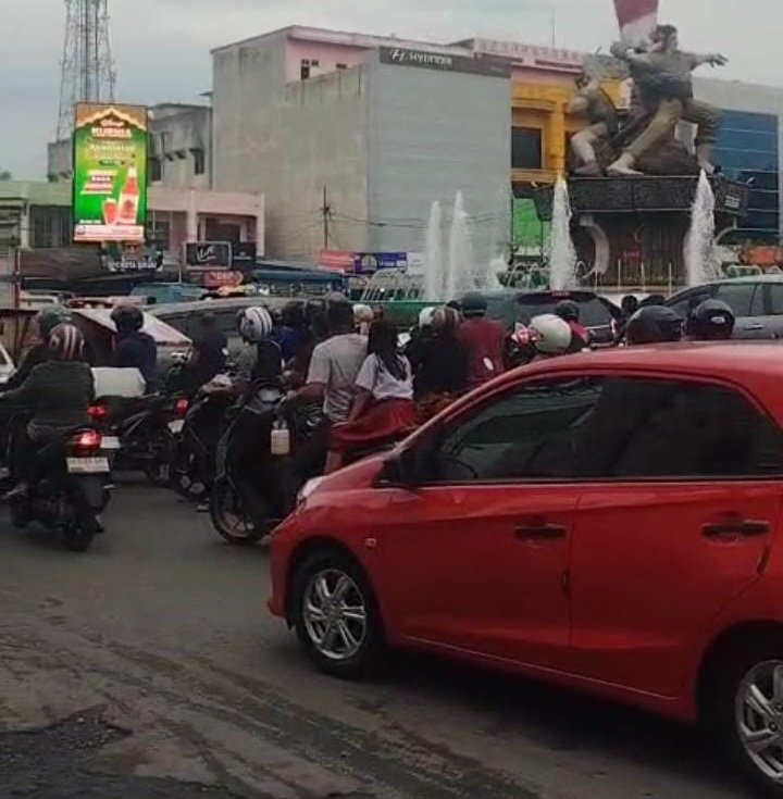 Tidak Ada Petugas, Jelang Berbuka Puasa Arus Lalu Lintas di Tugu Kota Madya Binjai Macet Total