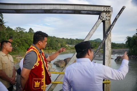 Gubsu Bobby Nasution Meninjau Kondisi Jembatan  OYO di Nias Barat