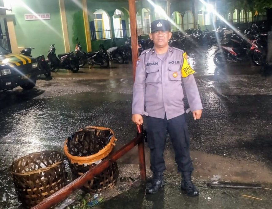 Jaga Kamtibmas di Bulan Ramadhan, Bhabinkamtibmas Polsek Barteng Laksanakan Patroli Blue Light