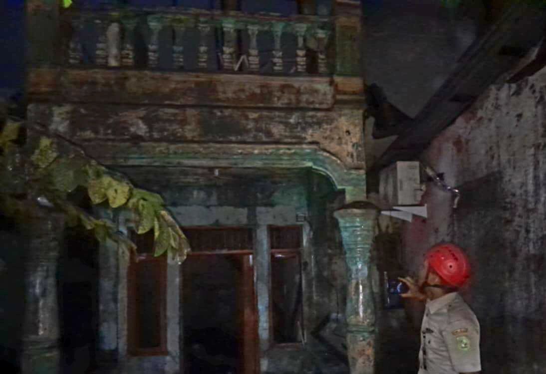 Rumah Dua Lantai di Pekan Labuhan Hangus Terbakar