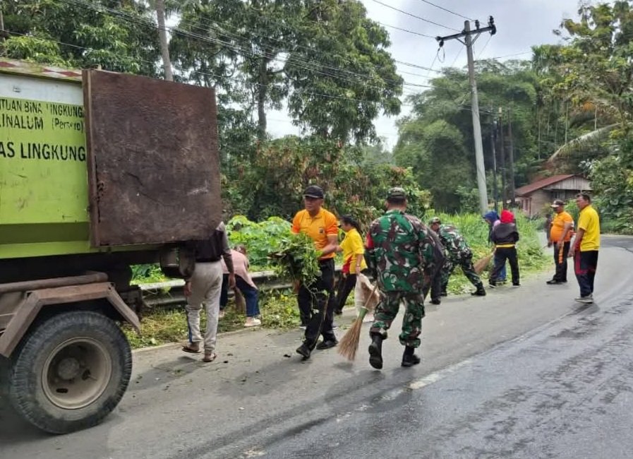 Polsek Tigabinanga Gotong Royong Bersama Muspika dan Warga
