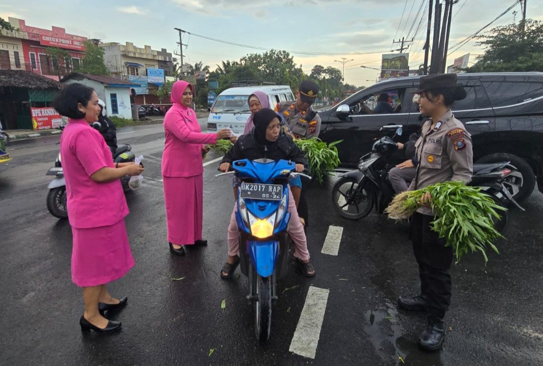 Polsek Medan Tuntungan Panen Sayur dan Bagikan Takjil untuk Masyarakat