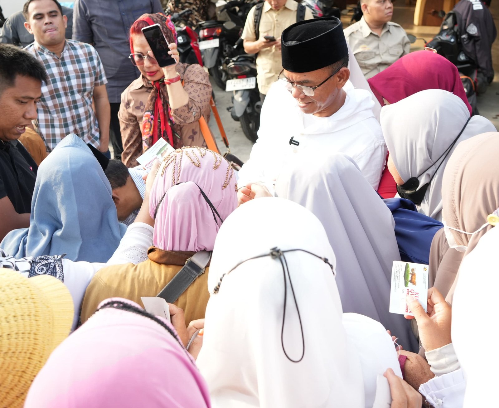 Wakil Wali Kota Medan Berbagi Makanan Berbuka Puasa Untuk Driver Ojol & Masyarakat