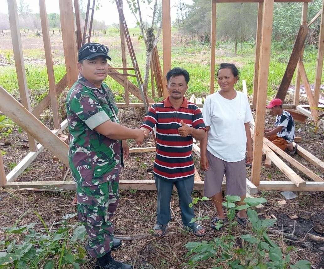 Babinsa Koramil 05/Lahewa Bangun Rumah Warga Kurang Mampu