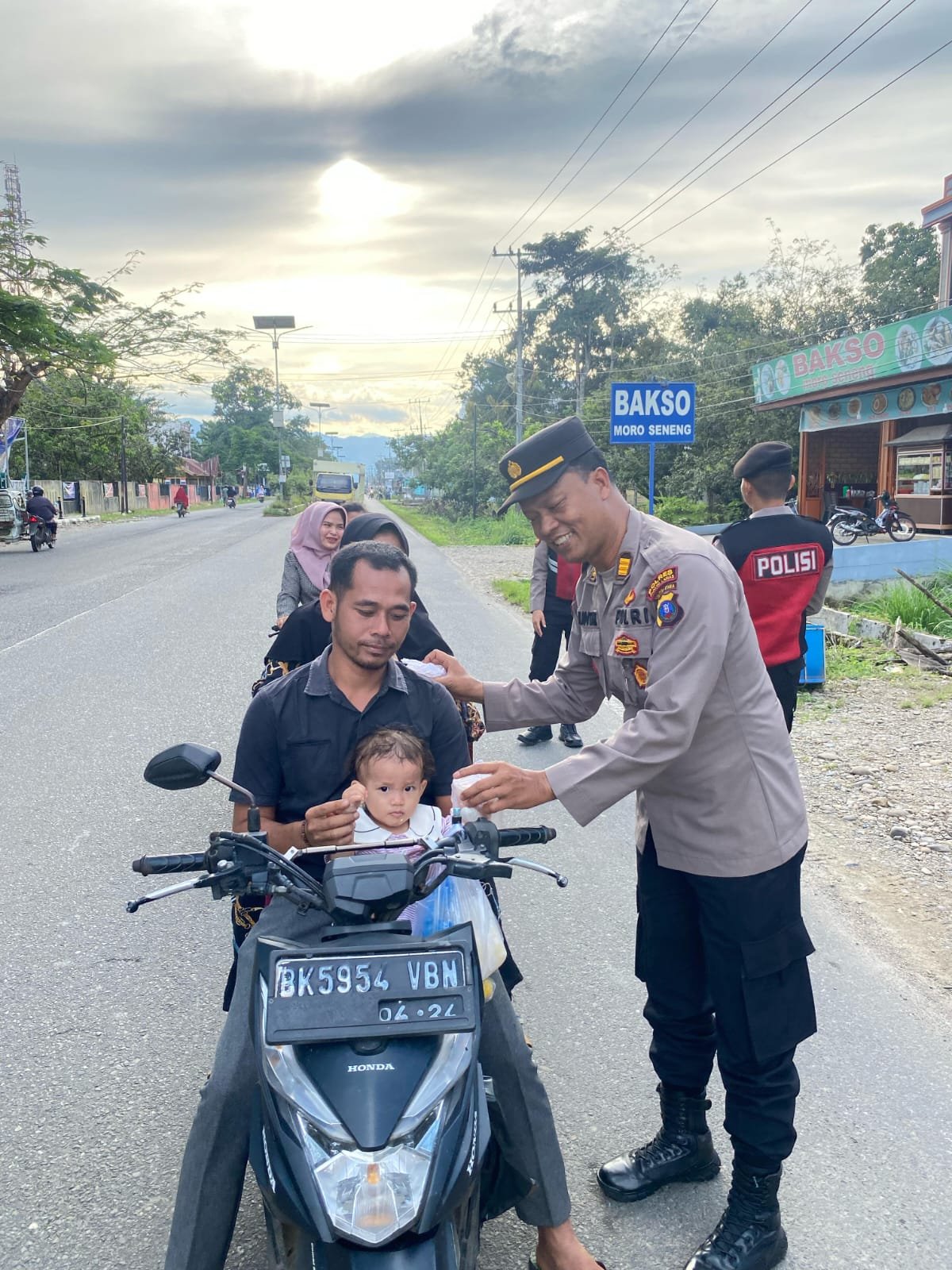 Kabag SDM Bersama Personil Bagi Takjil Gratis Kepada Masyarakat