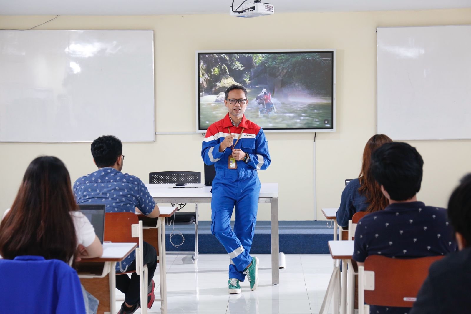 Masihkah Teknik Perminyakan Menjanjikan? Ini Prospek Karier dan Gajinya!