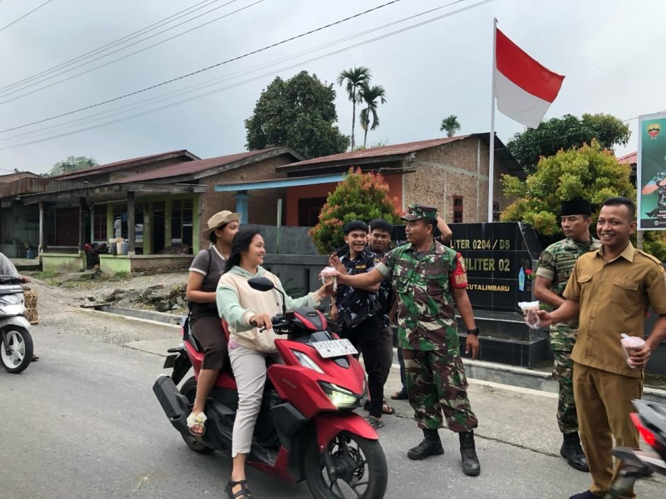 Koramil 02/KTB Kutalimbaru Gelar Berkah Ramadan, Bagikan Takjil untuk Warga Muslim