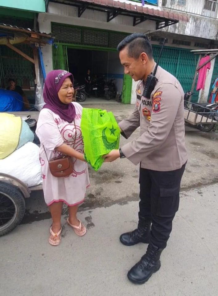 Polsek Medan Timur Gulirkan Bantuan Sembako kepada Warga Kurang Mampu