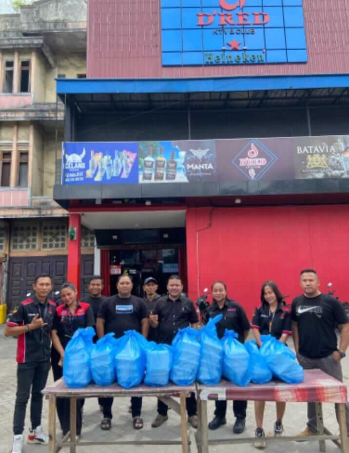 Nuansa Idulfitri, Karyawan D’Red KTV & Club Kembali Berbagi di Jumat Barokah